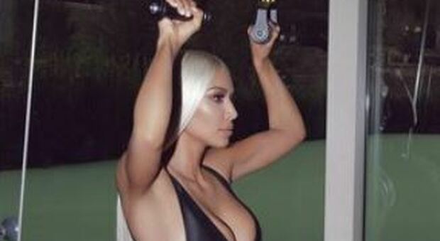 Kim Kardashian single e sempre in gran forma. E adesso con i capelli lunghi e biondi