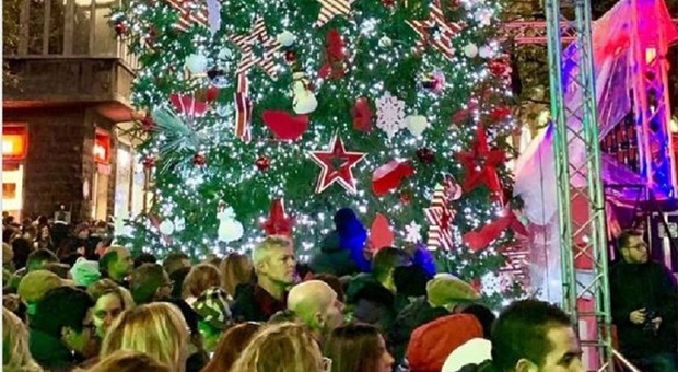 Ancona, esplosione di luci in centro comincia lo show di Natale
