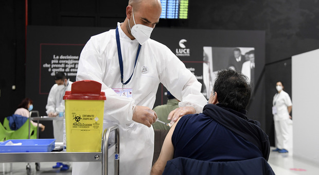 Vaccini Lazio, aprono le prenotazioni per cinque nuovi centri: orari, numeri e farmaco somministrato