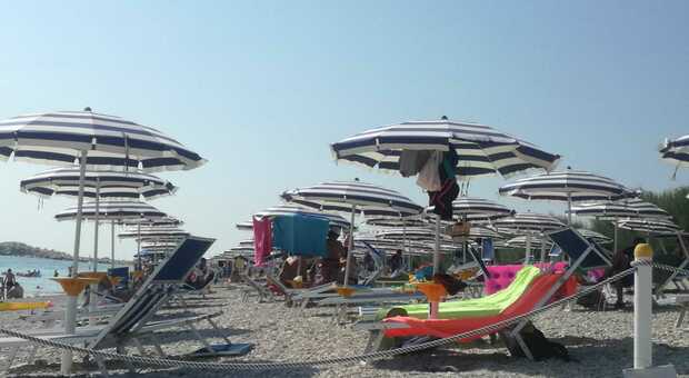 Distanze tra ombrelloni, numero chiuso in piscina e accessi alle spiagge libere da regolamentare: come sarà la seconda estate Covid