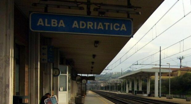Investito dal treno la sera di Pasqua: tragedia alla stazione di Alba Adriatica. Il corpo non è stato ancora identificato