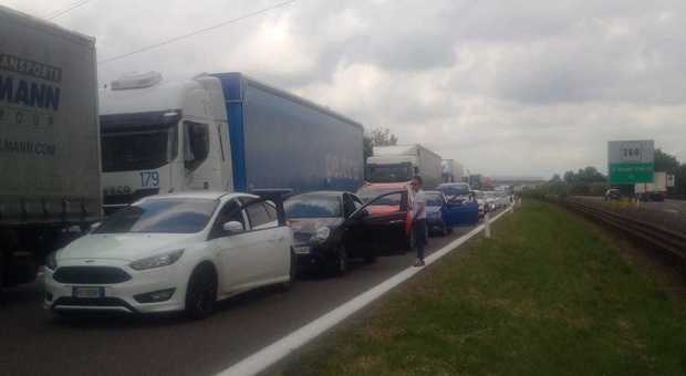 Mantova, tre incidenti sull'autostrada A22: due morti e un ferito grave, traffico paralizzato