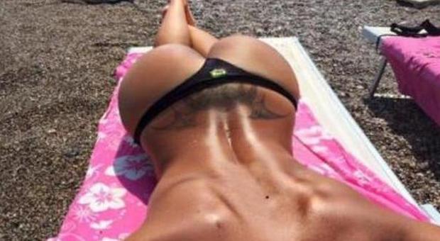 Topless al mare, mostra il sexy lato B la ex gieffina fa impazzire Instagram