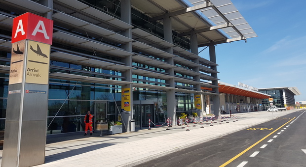 Aeroporto Sanzio, il park della discordia: «No al progetto della Regione»