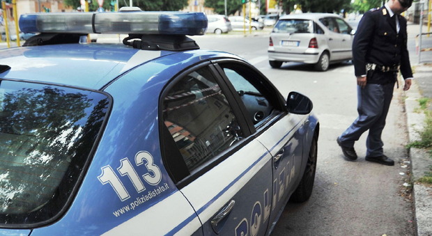«Documenti, prego»: automobilista prende a pugni agenti e spacca l'auto