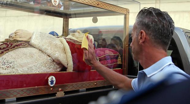 Massimo Bossetti fa visita alla salma del «Papa Buono»: in adorazione con la mano sul vetro