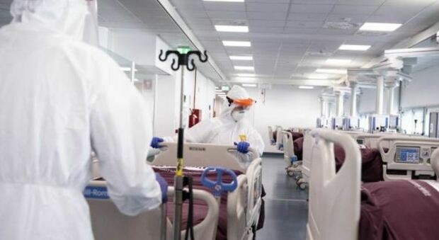 Coronavirus, 15.370 nuovi casi in Italia e 310 vittime. Ma calano i ricoveri e le terapie intensive