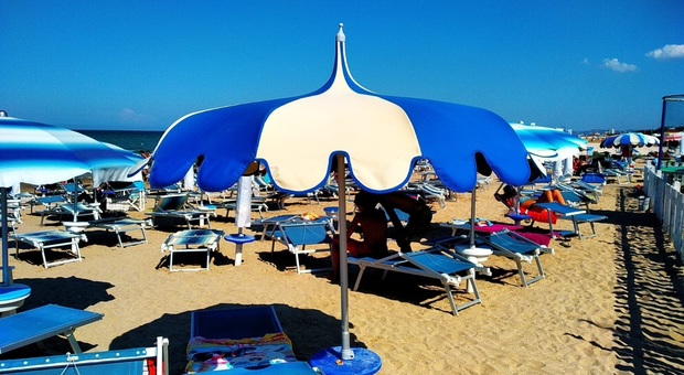 Senigallia, vandali e ladri scatenati in spiaggia: nuovo furto di ombrelloni