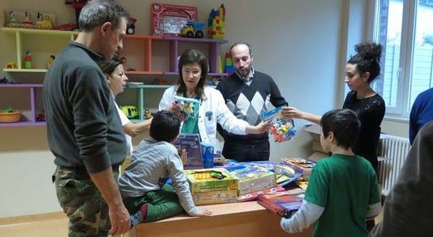 Fermo, tre grandi pacchi di giocattoli per i bimbi di Pediatria del Murri