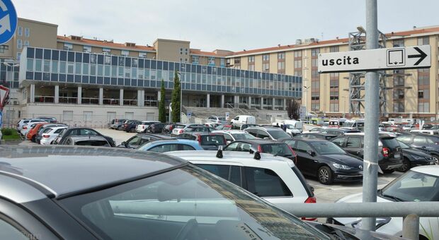 Caos parcheggi all'ospedale di Torrette, un utente: «Ingannato dai cartelli, 25 euro per 5 ore»