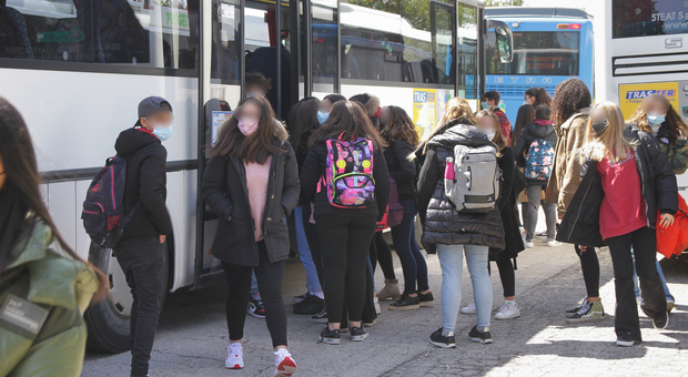 Super Green pass, stretta sui bus degli studenti; «Ma adesso per i controlli è tutto più complicato»
