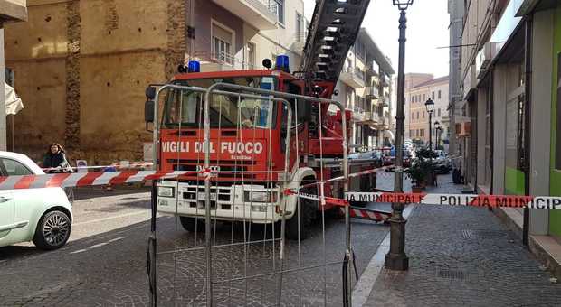 Pesaro, cadono pezzi di cornicione in strada in centro: auto danneggiate