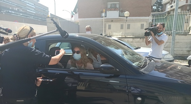 Viola Giorgini in auto dopo la testimonianza in tribunale