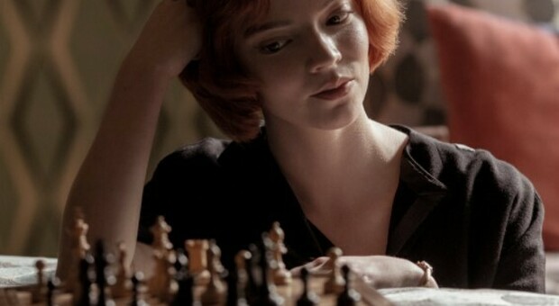 “La regina degli scacchi”: orfana, alcolizzata, geniale. Perché Beth sta conquistando tutti (su Netflix)