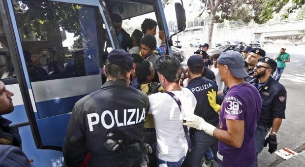 Due poliziotti aggrediti a calci e pugni da 50 migranti a Foggia