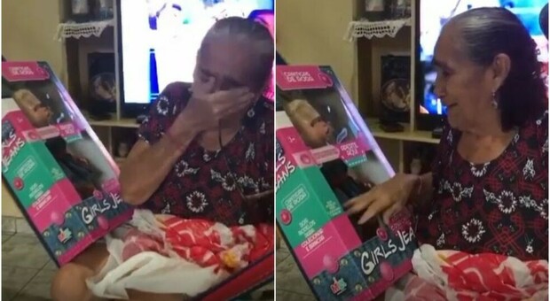 Nonna riceve in dono dal nipote la sua prima bambola, la reazione è emozionante