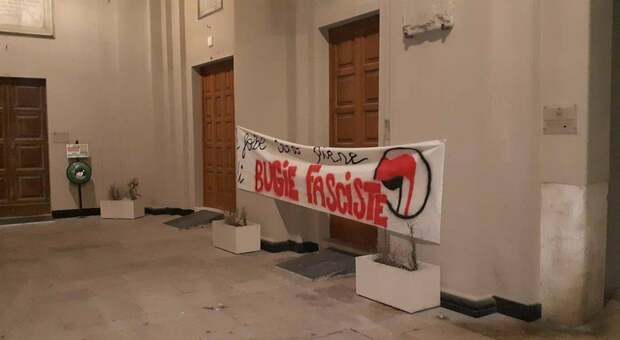Striscione contro le foibe davanti all'ufficio del presidente del consiglio comunale. Protesta anche la Meloni: «La storia non si nega»