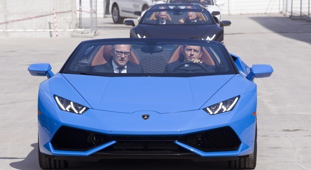 Matteo Renzi, "vacanza a Ibiza in Lamborghini a spese dei contribuenti": la foto che scatena la polemica