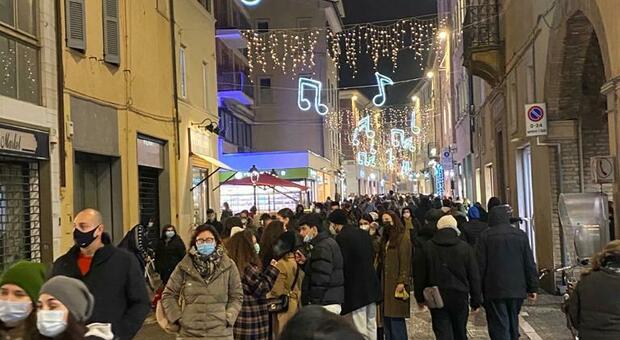 La folla in centro a Pesaro per lo shopping