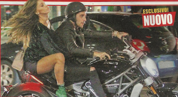 Belen Rodriguez in moto senza casco con Andrea Iannone