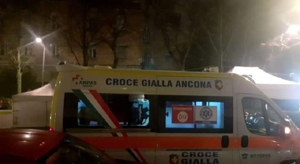 Ancona, ubriaco e molesto infastidisce un gruppo di giovani prima di essere colpito: 30enne trasportato all'ospedale
