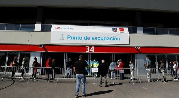 Vaccino, la Spagna accelera: oltre 453mila dosi in un giorno, è record. AstraZeneca nella fascia 60-69 anni