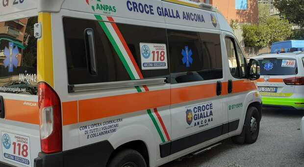 Ancona, travolto da un'auto impazzita mentre aspetta alla fermata del bus: 61enne in codice rosso