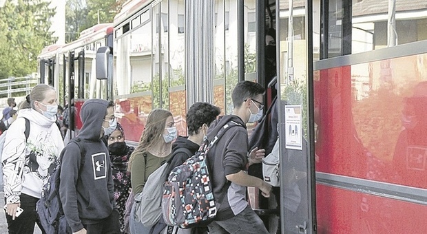 Fermo, studentessa positiva al Covid sull'autobus: cinquanta ragazzi in quarantena