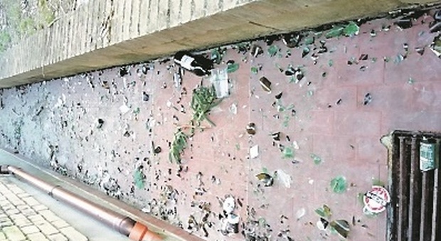 Un'intera via ostaggio dei baby vandali: «Lanciano bottiglie e mattoni, adesso basta»