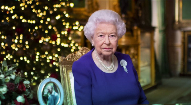 La regina Elisabetta non vuole rinunciare al pranzo di Natale (con 50 invitati). Ma Omicron potrebbe cambiare i piani