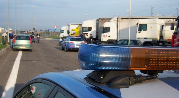 Fano, il mostro da 40 tonnellate a zig zag sull'autostrada: camionista ubriaco denunciato dopo l'inseguimento