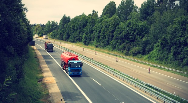 Camionista alla guida del Tir da 16 ore: mille euro di multa, via 15 punti dalla patente (Foto di andreas160578 da Pixabay)