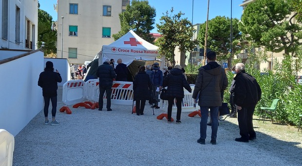 La vaccinazione davanti alla scuola don Dino Mancini di Fermo