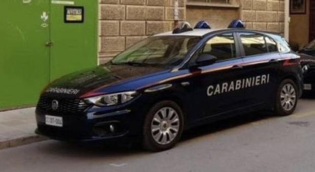 Botte da orbi nella notte, arrivano i carabinieri e denunciano un 40enne con la mazza da baseball