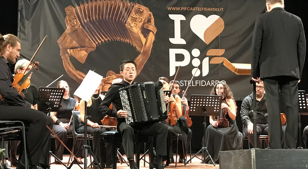 Il fisarmonicista Hang Ding conquista il Pif di Castelfidardo: «Ho 20 anni e suono da quando ne avevo 5»