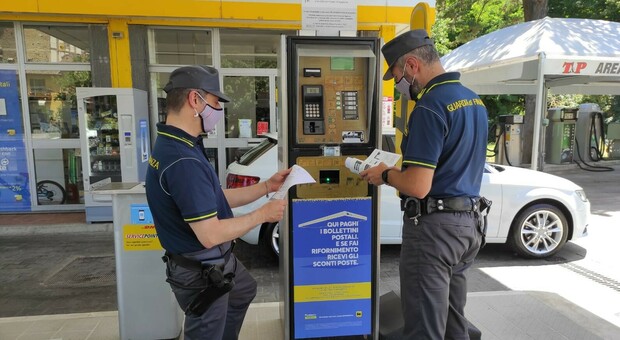 Meno di 10 euro di benzina con 108 transazioni: segnalato al Ministero per escluderlo dal Cashback