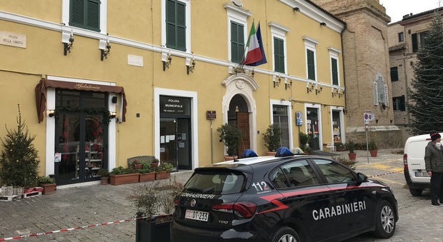 Il palazzo comunale con davanti un mezzo dei carabinieri