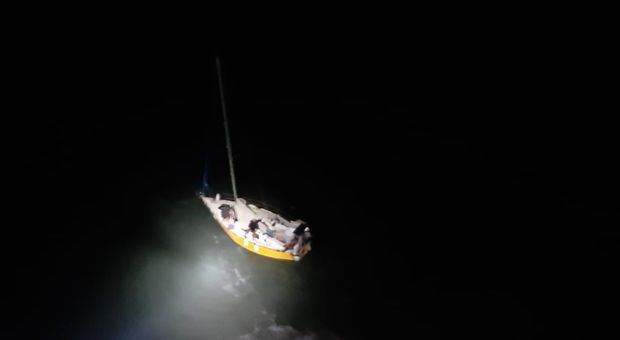 Maltempo, velista alla deriva nel mare in tempesta recuperato nella notte da un elicottero Sar