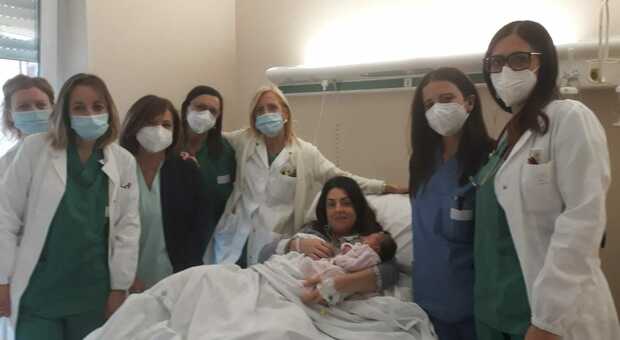 Matilde, in braccio alla mamma Elisa, con il personale del reparto di Ostetricia e Ginecologia del Murri: è lei l ultima nata del 2020