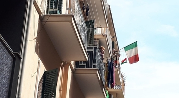 Fase 2: oggi alle 18 dai balconi d Italia il flash-mob #graziefamiglie per ringraziare genitori, bambini e nonni dei sacrifici per il Paese