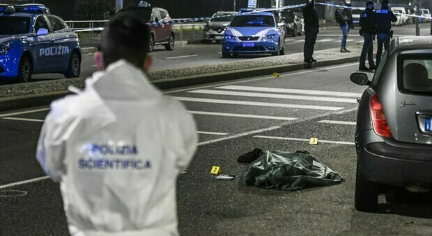 Milano, aggredisce passanti per strada armato di coltello: ucciso dalla polizia, due agenti feriti