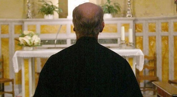 Un prete rivolto all'altare, foto tratta dal Web