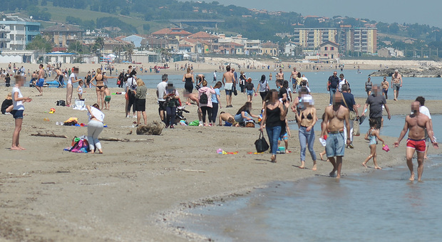 La folla di gente in spiaggia per la tintarella