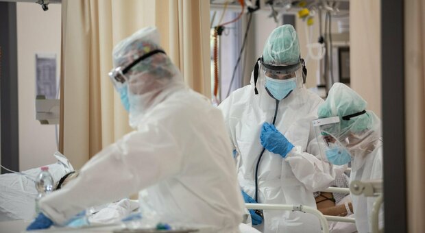 Medici No vax in ospedale, il sindacato dei sanitari: «Non metterli nei reparti con pazienti fragili»