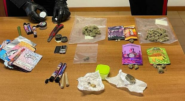Dosi di hashish e marijuana nelle confezioni di canapa legale: arrestato il commesso spacciatore
