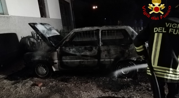 Staffolo, l'auto parcheggiata prende fuoco ed è completamente distrutta
