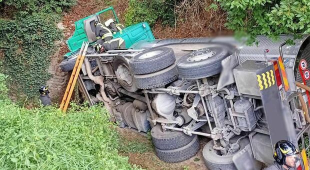 Servigliano, il camion cisterna esce di strada e si ribalta nella scarpata: morto il conducente di 55 anni