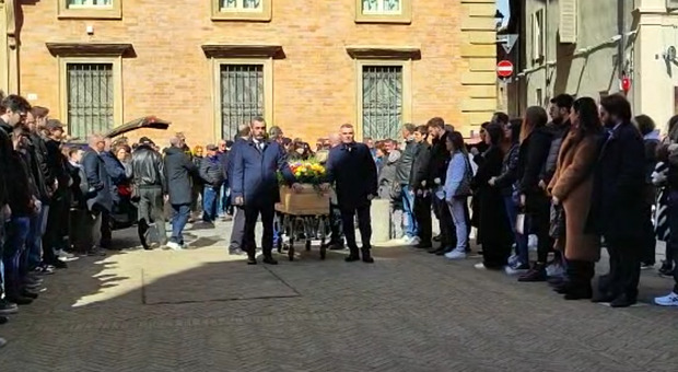Pierpaolo Panzieri, lacrime e commozione per i funerali nel Duomo di Pesaro: in tanti per l'ultimo saluto