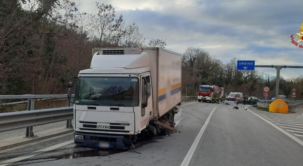 Urbino, si scontra contro un camion e resta incastrato nella propria auto: lo salvano i Vigili del Fuoco