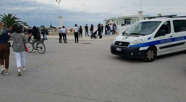 La polizia locale alla Rotonda di Senigallia